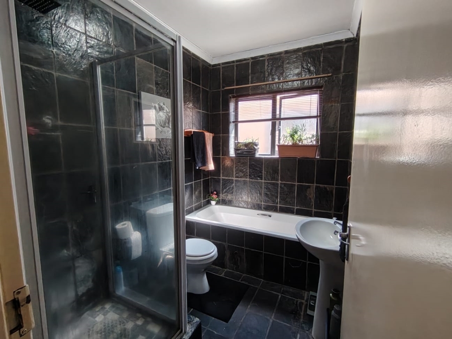 2 Bedroom Property for Sale in Vredekloof East Western Cape
